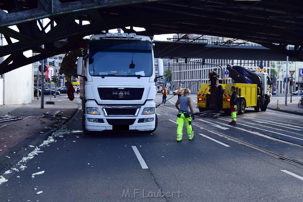 LKW blieb unter Bruecke haengen Koeln Deutz Opladenerstr Deutz Muelheimerstr P085.JPG - Miklos Laubert